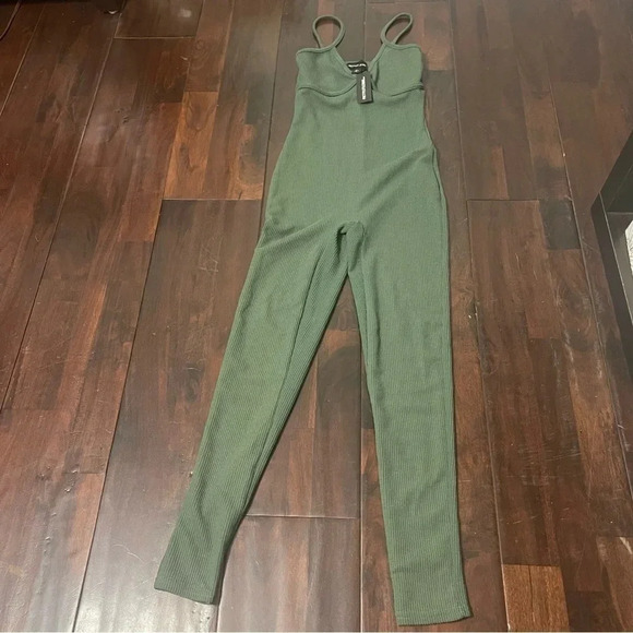 NWT Pretty Little Thing Sleeveless Vneck Spaghetti Strap Ribbed Jumpsuit Size 4 - Picture 1 of 8